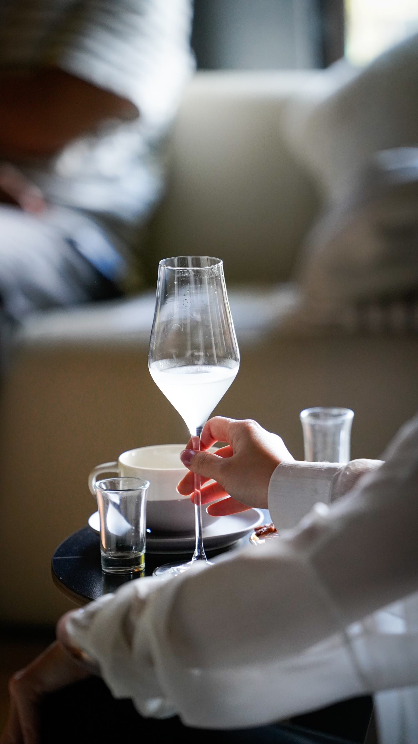 官邸體驗中手持飲品的活動側拍