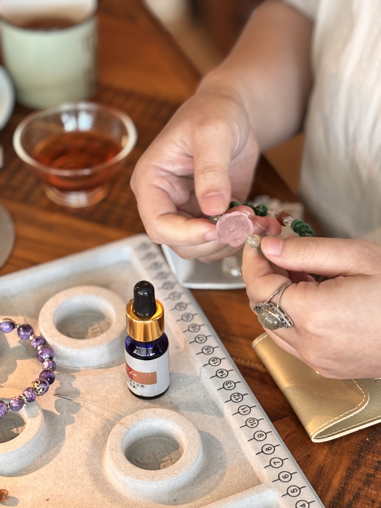 學員手持粉色雕花水晶搭配手串
