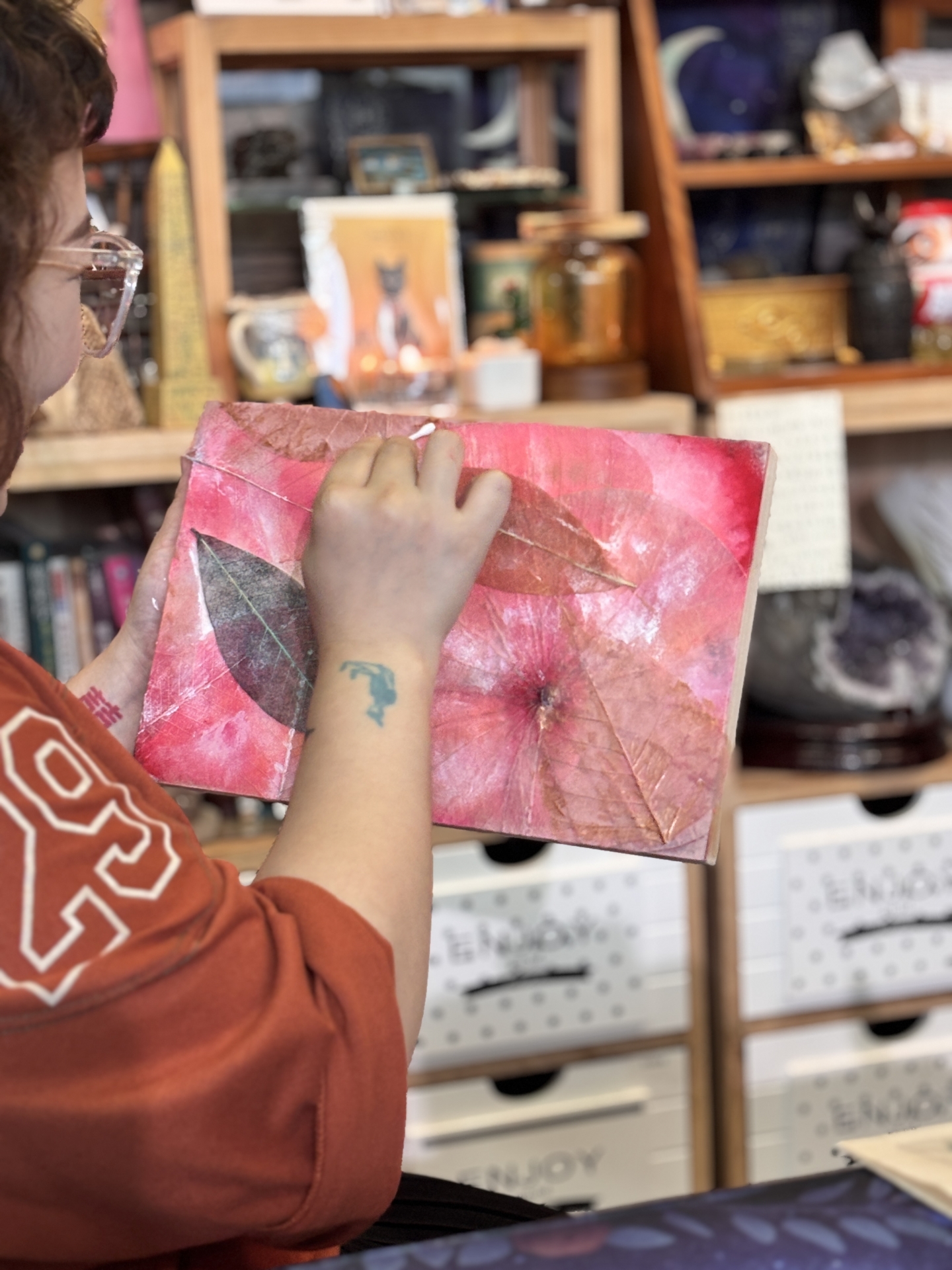 學員製作粉紅色植物染繪作品