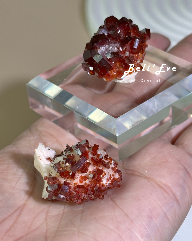 『照亮混沌』釩鉛礦Vanadinite 精品礦物標本